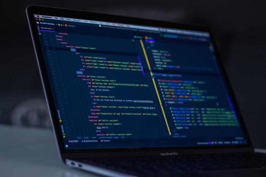 Разработчик работает с AI